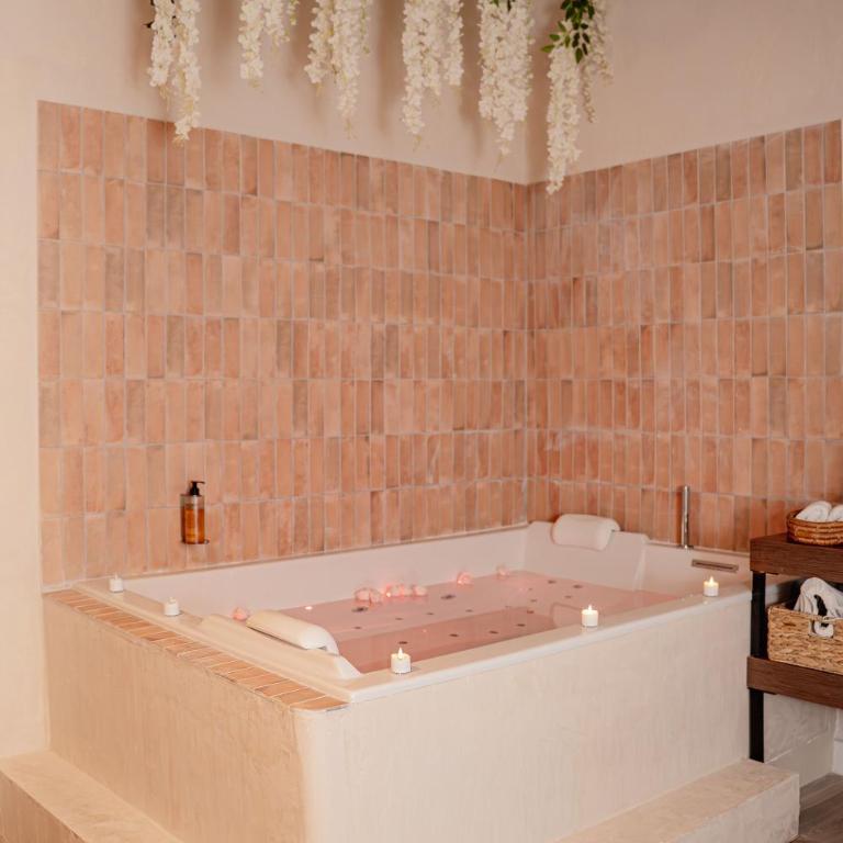 La Cour Secrète - Suite Riad - Cocon romantique à deux - Balnéo privée - ambiance tamisée - escapade amoureuse - cœur de ville Carpentras - Appartement 1 Chambre avec Baignoire Spa - 13