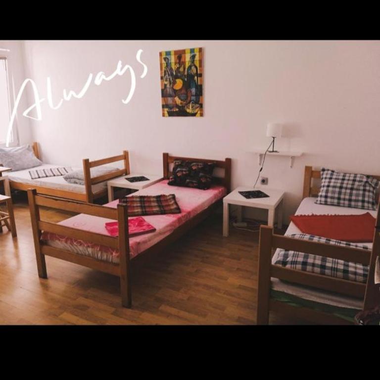 JASMIN suites - Economy Quadruple Room with Shared Bathroom - 1