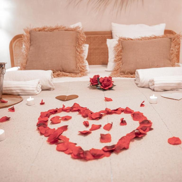 La Cour Secrète - Suite Bali - Escapade balinaise romantique - Balnéo privée - Spacieuse et tamisée - cœur de ville Carpentras - Appartement 1 Chambre avec Baignoire Spa - 11