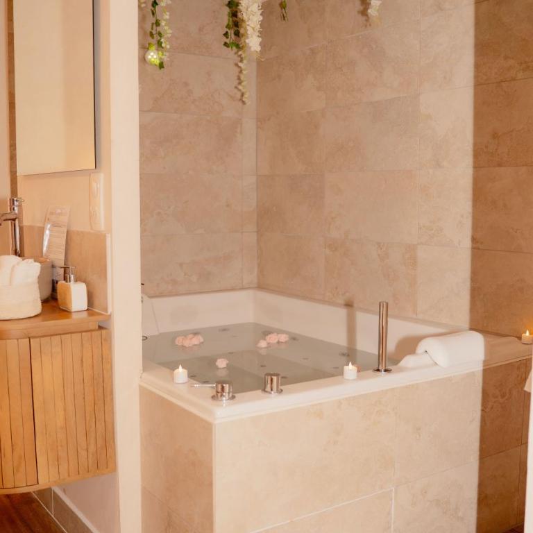 La Cour Secrète - Suite Bali - Escapade balinaise romantique - Balnéo privée - Spacieuse et tamisée - cœur de ville Carpentras - Appartement 1 Chambre avec Baignoire Spa - 8