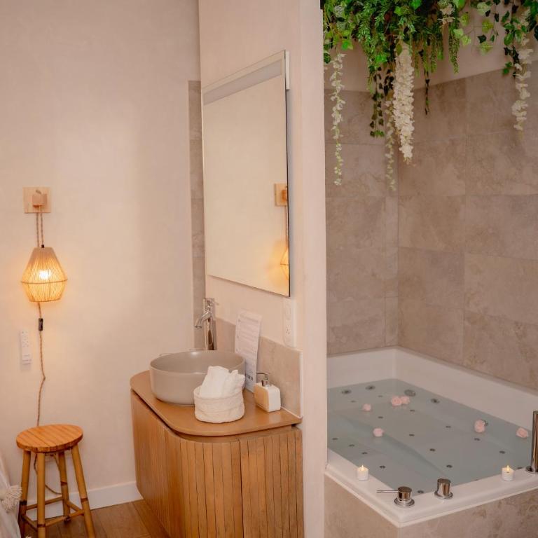 La Cour Secrète - Suite Bali - Escapade balinaise romantique - Balnéo privée - Spacieuse et tamisée - cœur de ville Carpentras - Appartement 1 Chambre avec Baignoire Spa - 14