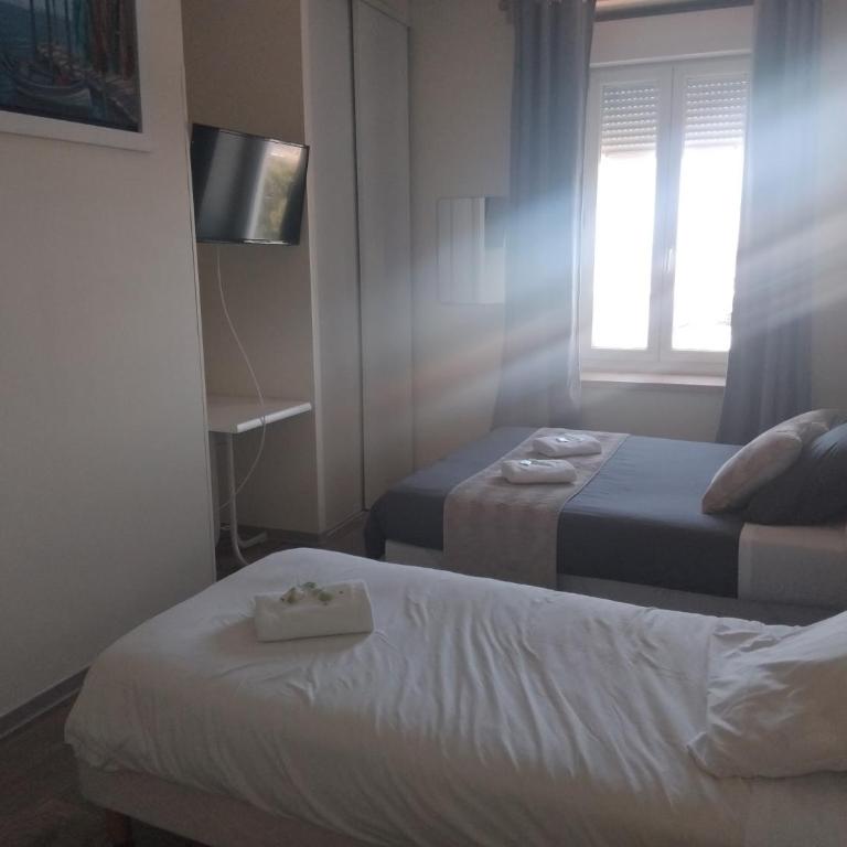 l'Hotel du port - Chambre Triple - Vue sur Ville - 1