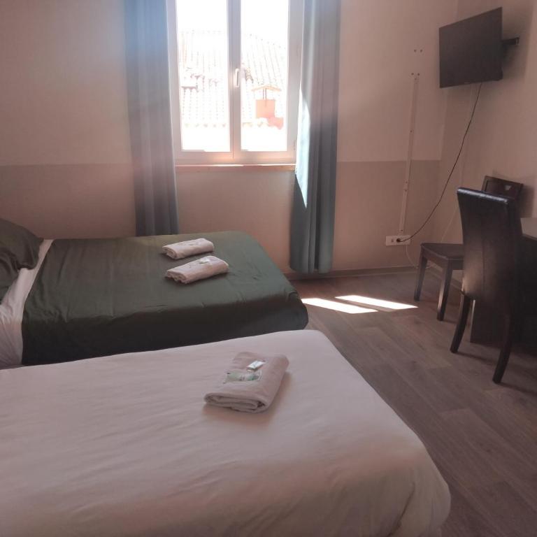 l'Hotel du port - Chambre Triple - Vue sur Ville - 4