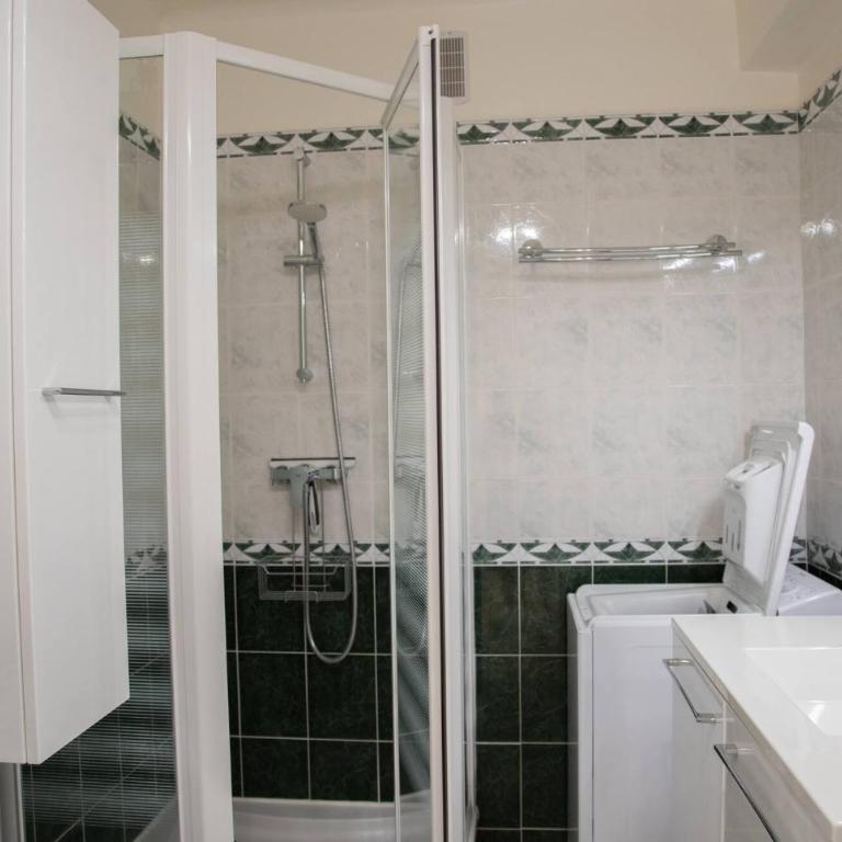 Spacious studio 4 minutes walk from the Beaches - Studio - 18