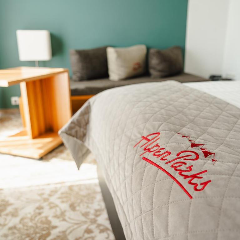 AlpenParks Hotel Maria Alm - Deluxe Doppelzimmer mit Balkon - 4
