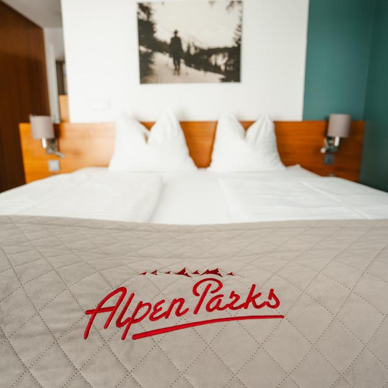 AlpenParks Hotel Maria Alm - Deluxe Doppelzimmer mit Balkon - 9