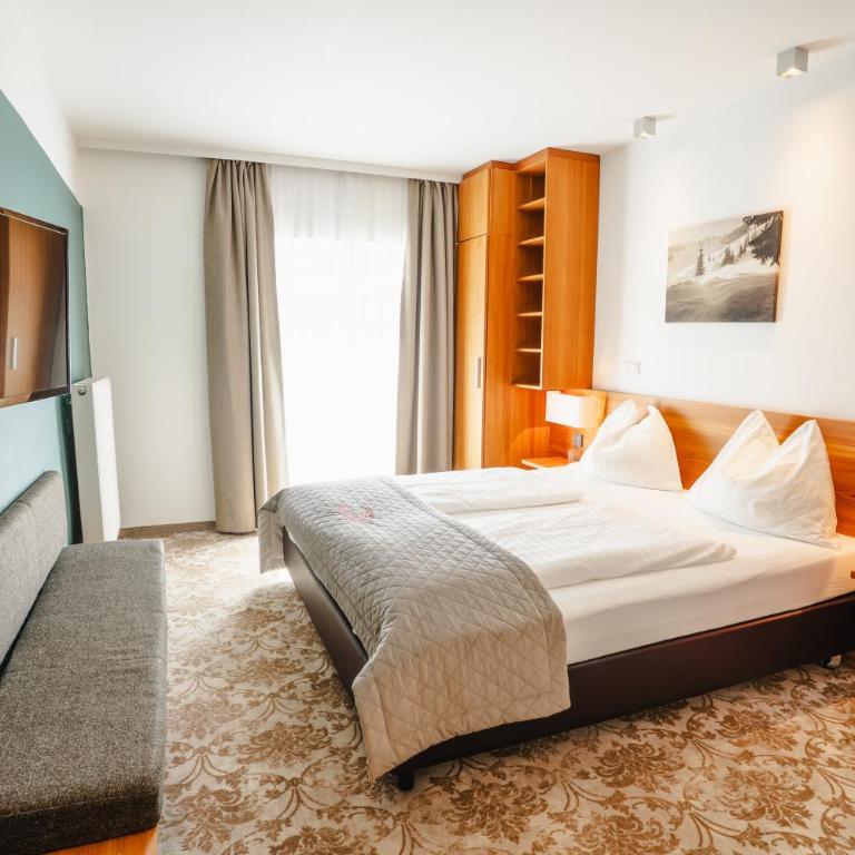 AlpenParks Hotel Maria Alm - Standard Doppelzimmer mit Balkon - 6