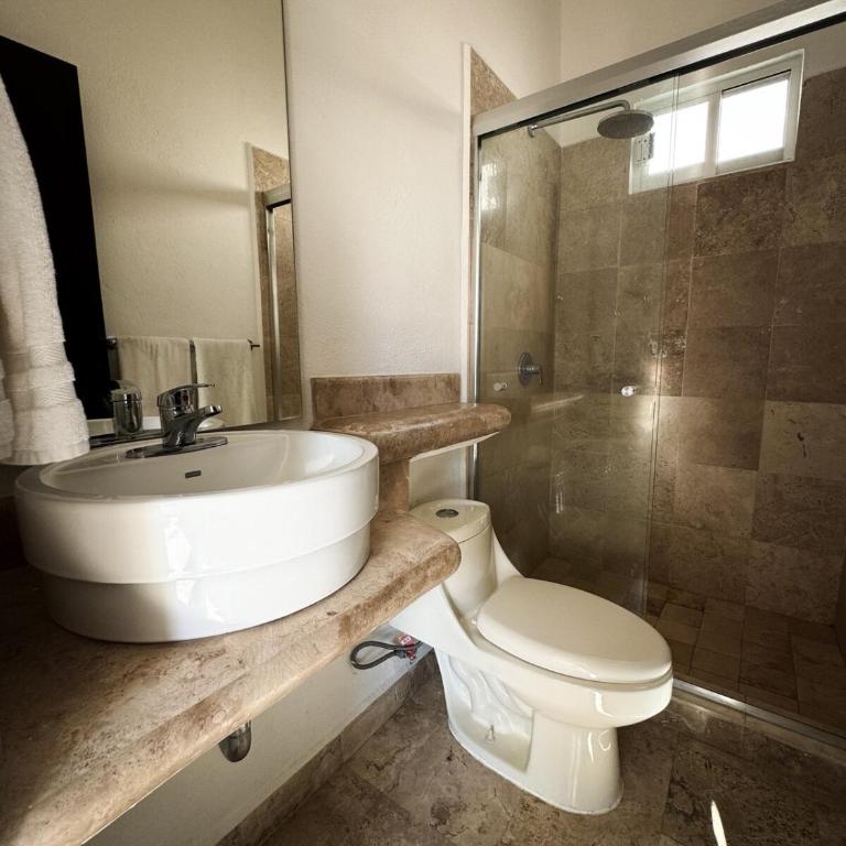 Modern 2BR -3BA Home with Pool and Parking - Villa de 1 dormitorio - 17