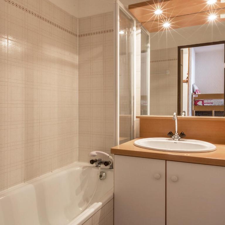 Studio avec balcon, animaux acceptés, proche pistes et commerces - FR-1-304-38 - Apartamento (5 adultos) - 9