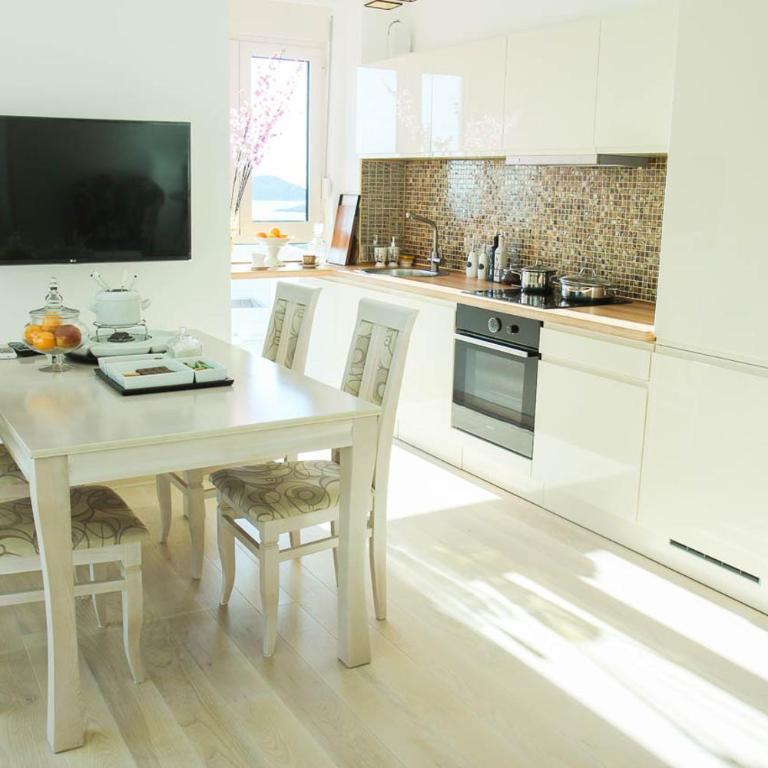 Апартаменты - Deluxe One-Bedroom Apartment with Harbor View - 10