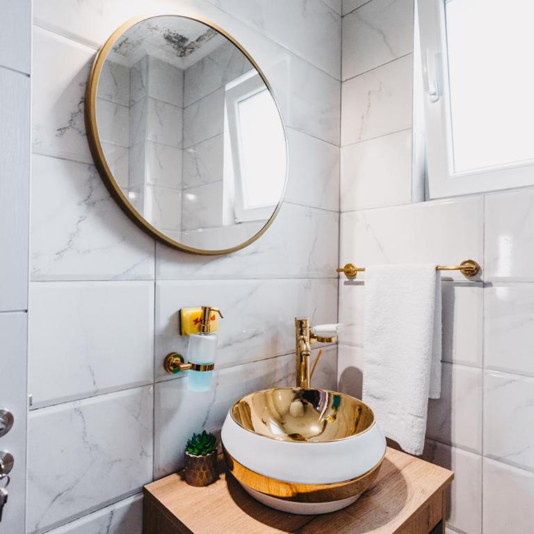 Deluxe Dubai Spa Apartment - Jacuzzi & Sauna Free Parking - One-Bedroom Apartment - 16