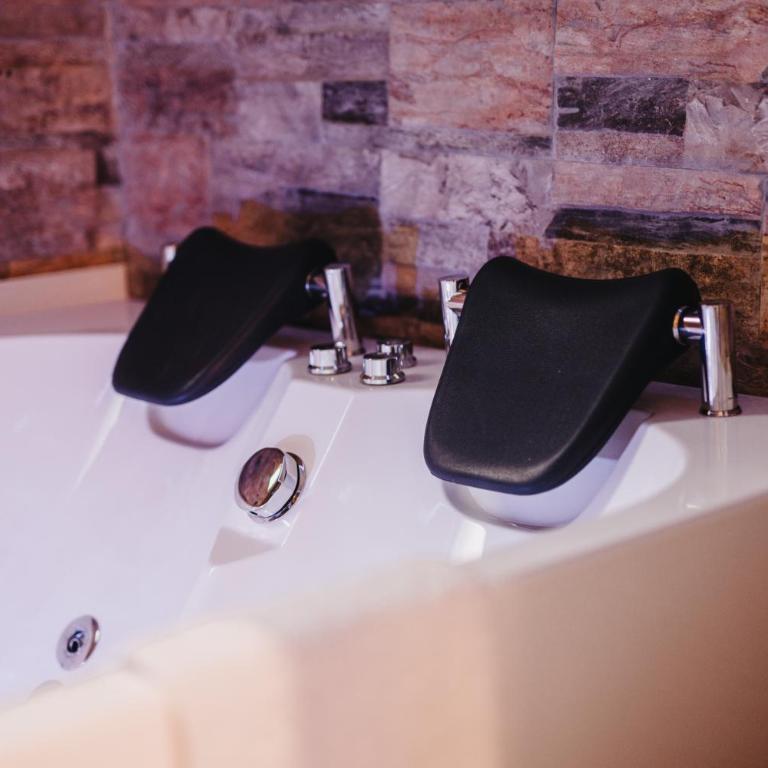 Deluxe Dubai Spa Apartment - Jacuzzi & Sauna Free Parking - One-Bedroom Apartment - 19