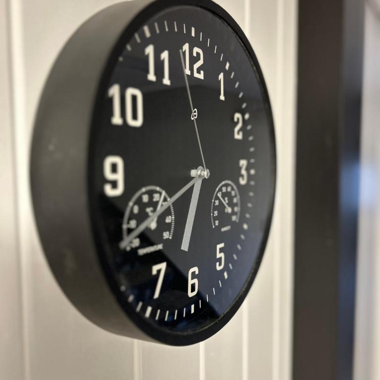 Modern 2BR Loft in Historic Swiss Chalet 200m from Interlaken West - Apartment - 23
