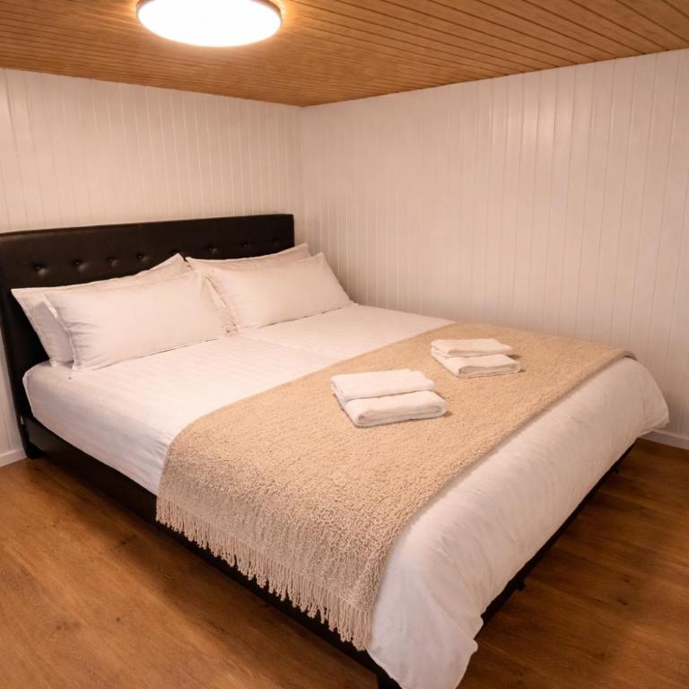 Modern 2BR Loft in Historic Swiss Chalet 200m from Interlaken West - Apartment - 14