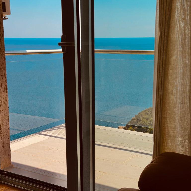 Romantic Hillside Escape Sea View and Infinity Pool - Apartman s 1 Spavaćom Sobom, Balkonom i Pogledom na More - 5