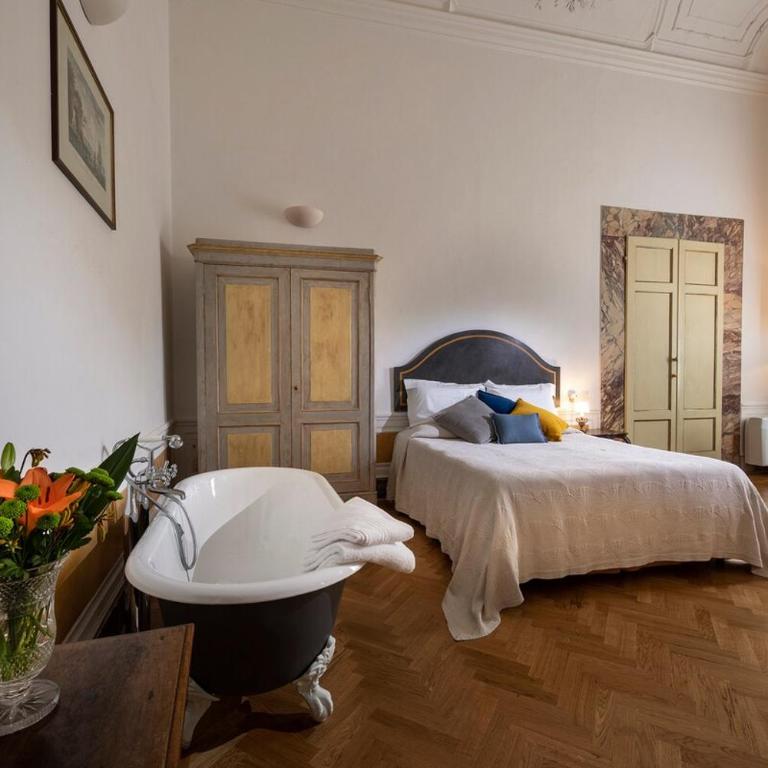 Frescoed Renaissance Palazzo with 4 Ensuites near Duomo - Four-Bedroom Luxury Apartment - 7