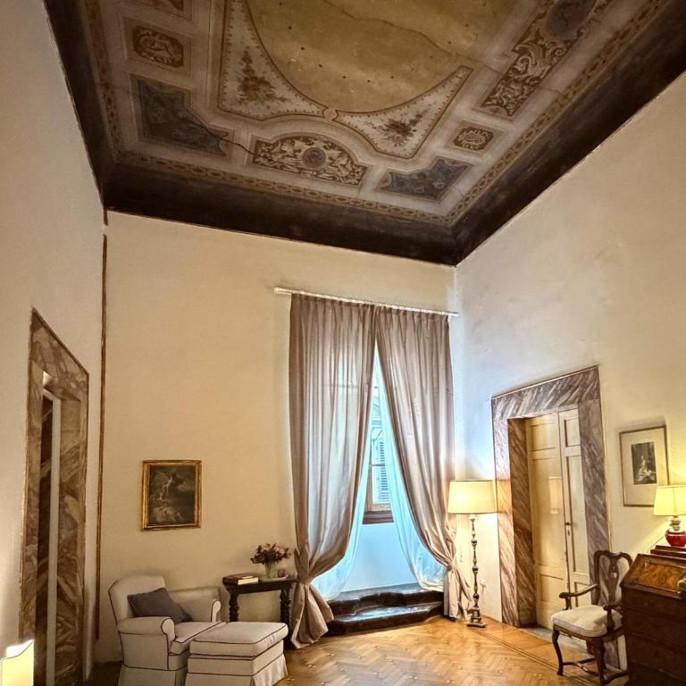 Frescoed Renaissance Palazzo with 4 Ensuites near Duomo - Four-Bedroom Luxury Apartment - 4