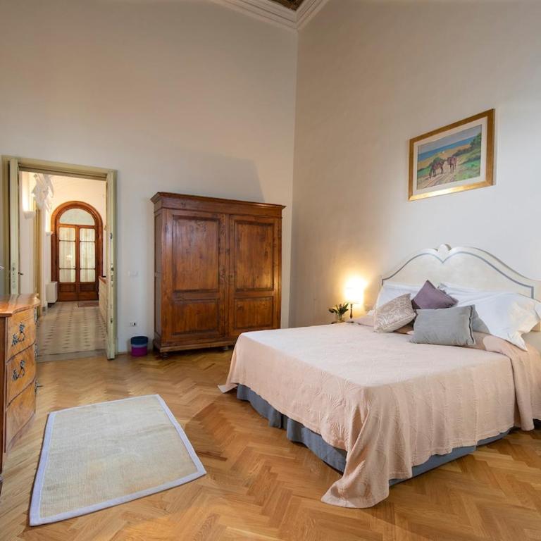 Frescoed Renaissance Palazzo with 4 Ensuites near Duomo - Four-Bedroom Luxury Apartment - 10