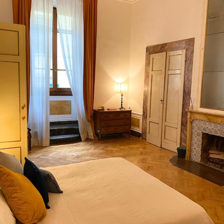 Frescoed Renaissance Palazzo with 4 Ensuites near Duomo - Four-Bedroom Luxury Apartment - 16
