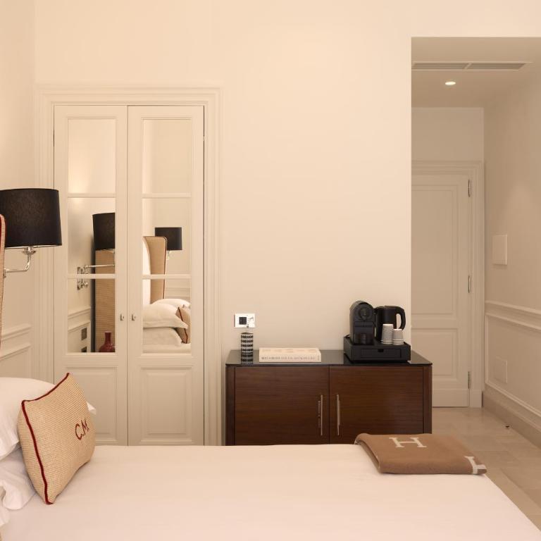 Casa Magnifico Luxury Suites - Deluxe Double Room with Balcony and Sea View - 8