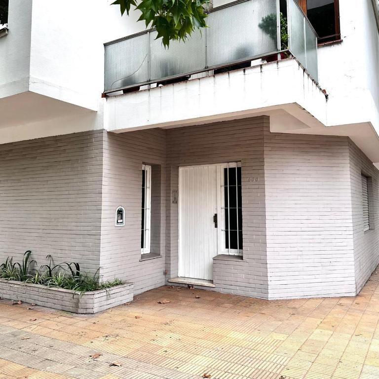 Casa amplia, céntrica y con garage en Junin, BA - Apartamento de 2 dormitorios - 18