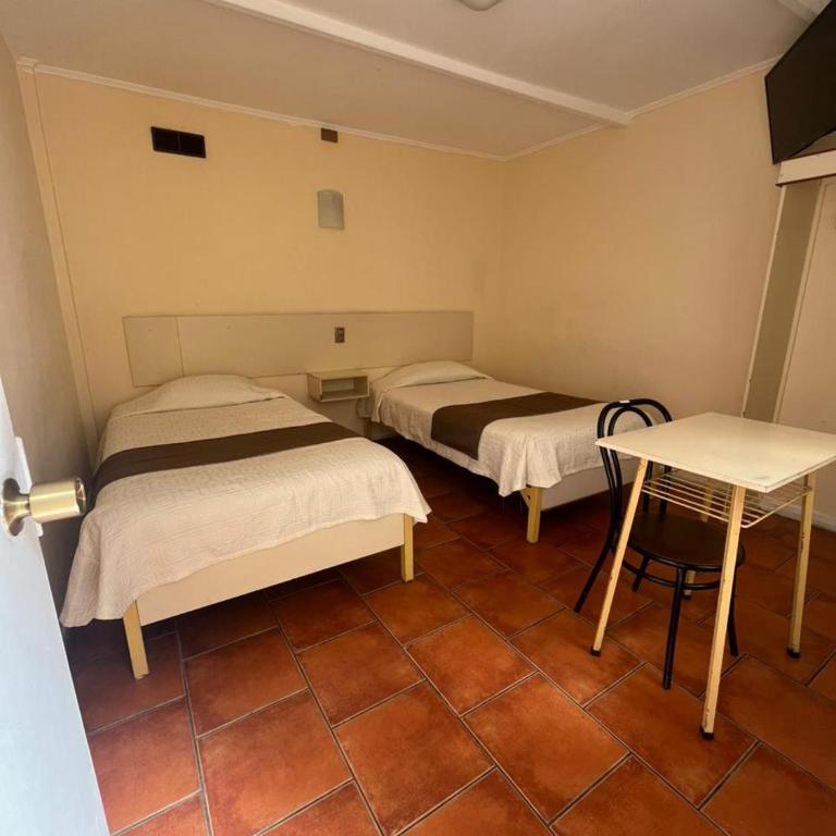 Hotel Brasil - Twin Room with Shared Bathroom - 1