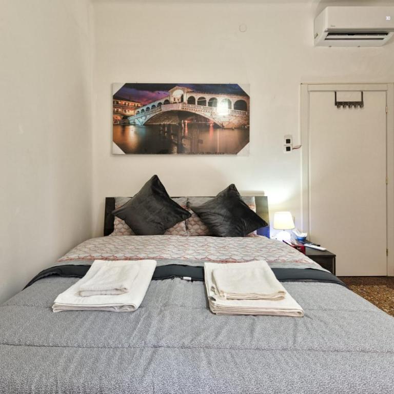 City Living Guest House - Camera Matrimoniale con Bagno in Comune - 19