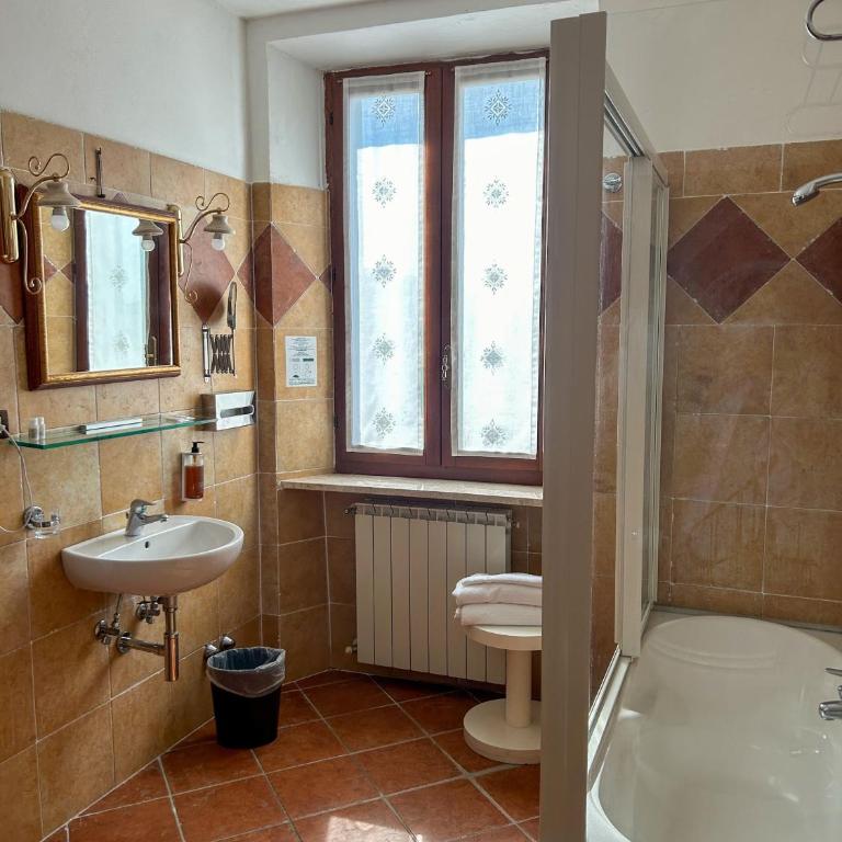 Hotel Casafrassi - Ampia Camera Matrimoniale/Doppia con Letti Singoli - 4