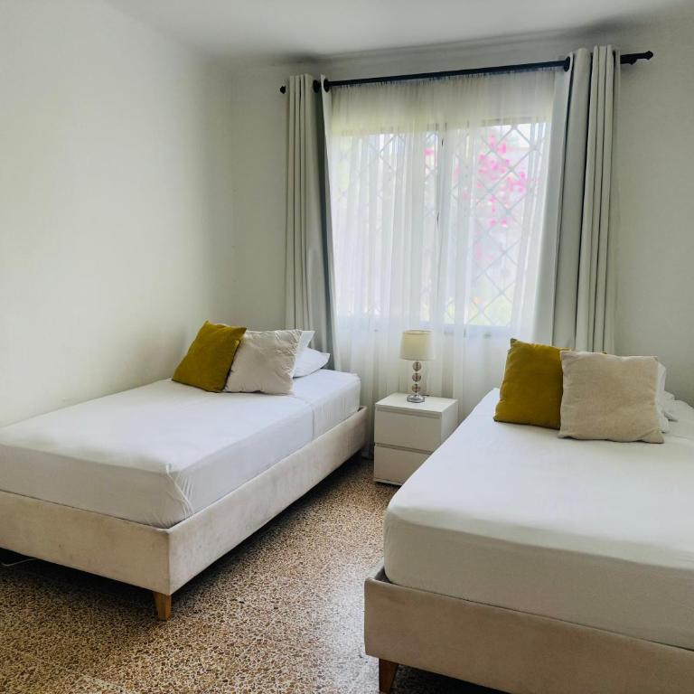 Hermosa casa ideal para grupos y familias con patio amplio cerca al Malecón - Four-Bedroom House - 15