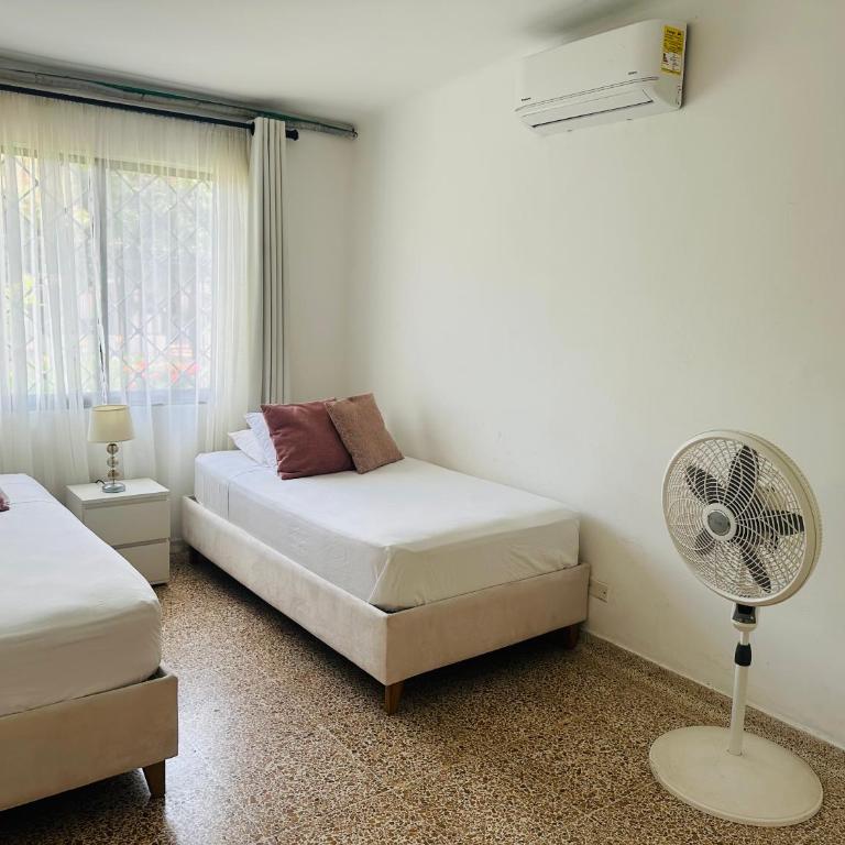 Hermosa casa ideal para grupos y familias con patio amplio cerca al Malecón - Four-Bedroom House - 14