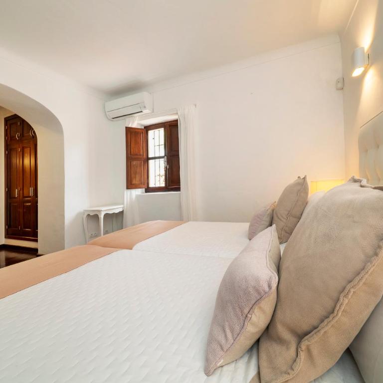 Villa Near Ibiza Town sleeps 12,14 - Villa - 33