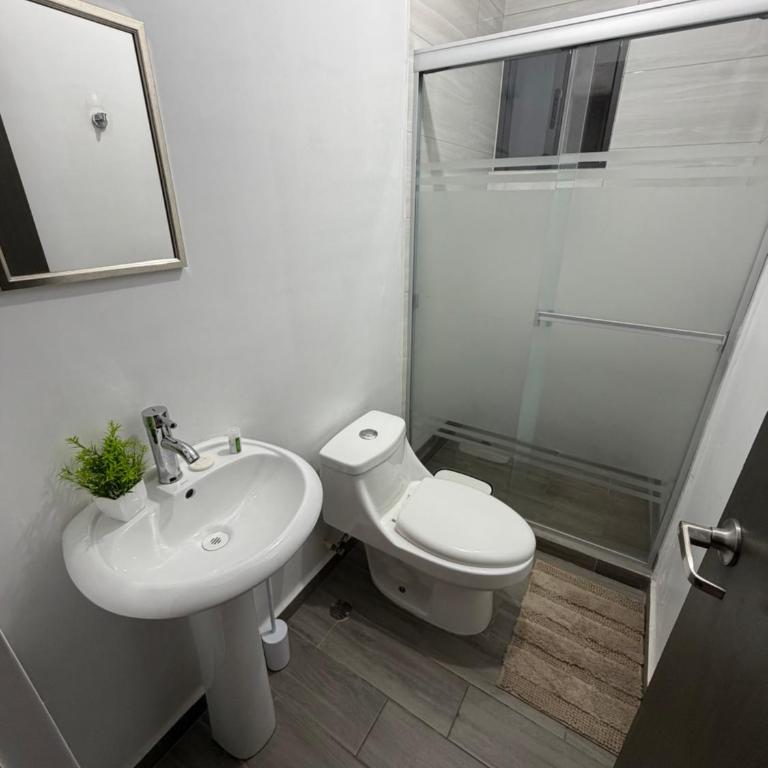 Depa equipado planta baja, alberca, gym y excelente ubicación, a 10min de estadio BBVA sede del mundial - Two-Bedroom Apartment - 15