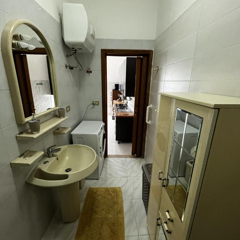 Casa Irrose, bilocale completo di tutti i servizi, in zona tranquilla - One-Bedroom Apartment - 17