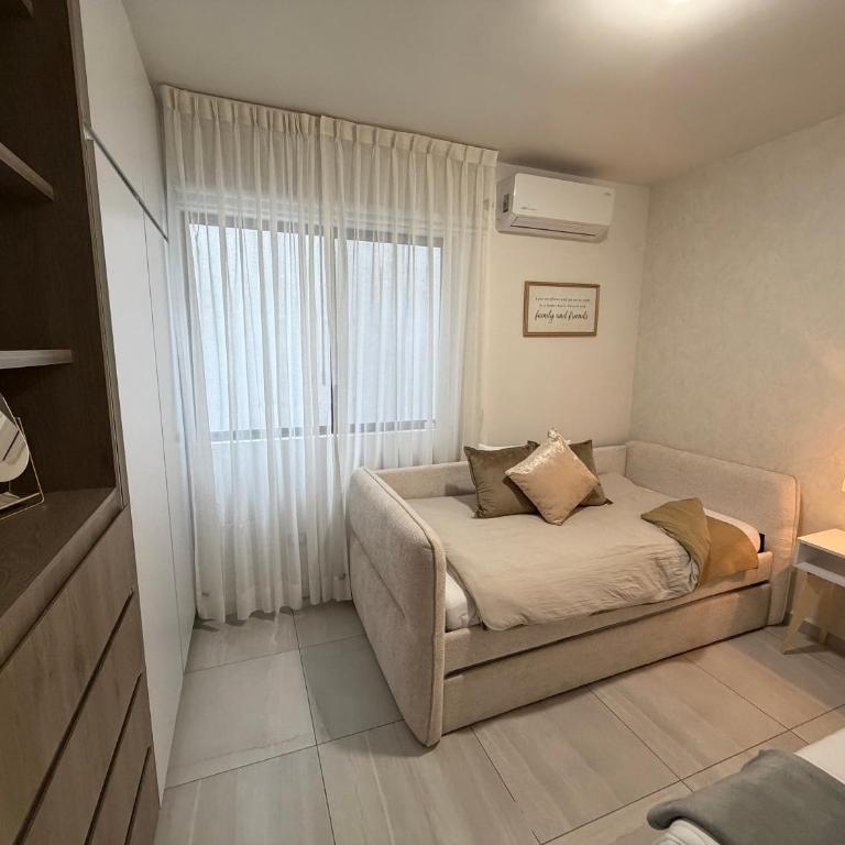 Depa equipado planta baja, alberca, gym y excelente ubicación, a 10min de estadio BBVA sede del mundial - Two-Bedroom Apartment - 26