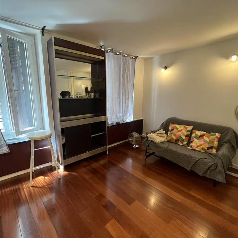 Cozy sunny entire apartment in the 16th arrondissement of Paris with a panoramic view of the Eiffel Tower just 3 minutes from the door Includes kitchen, bathroom, and living room - Appartement 1 Chambre - 1