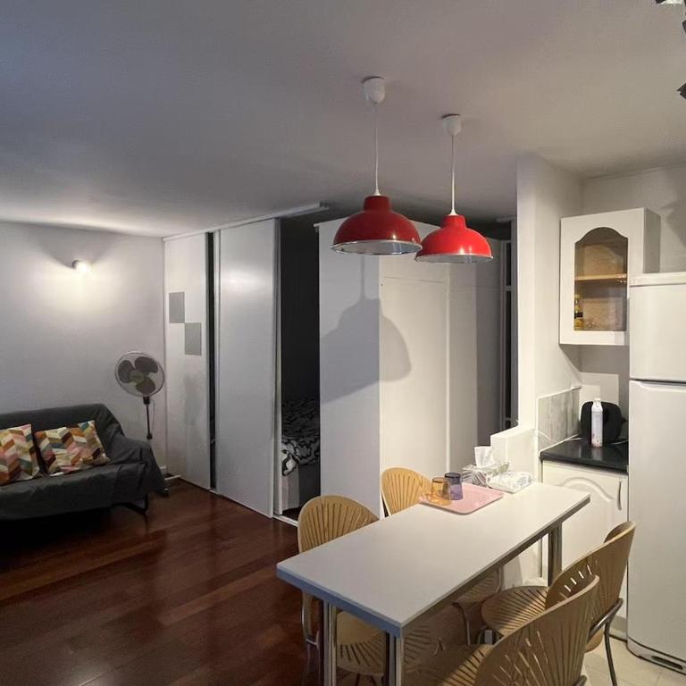 Cozy sunny entire apartment in the 16th arrondissement of Paris with a panoramic view of the Eiffel Tower just 3 minutes from the door Includes kitchen, bathroom, and living room - Appartement 1 Chambre - 4