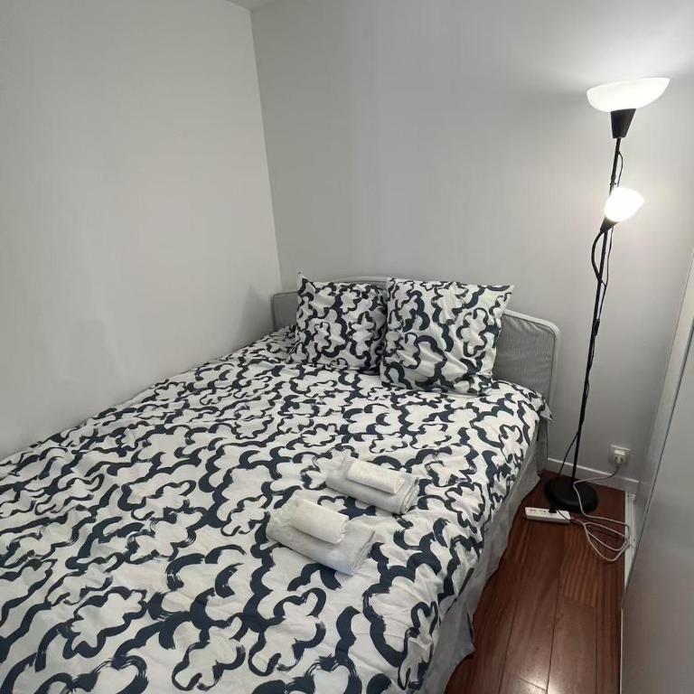Cozy sunny entire apartment in the 16th arrondissement of Paris with a panoramic view of the Eiffel Tower just 3 minutes from the door Includes kitchen, bathroom, and living room - Appartement 1 Chambre - 5