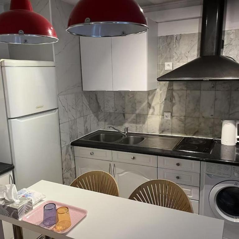 Cozy sunny entire apartment in the 16th arrondissement of Paris with a panoramic view of the Eiffel Tower just 3 minutes from the door Includes kitchen, bathroom, and living room - Appartement 1 Chambre - 6