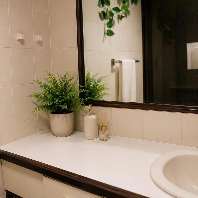 Spacious 3BR Condo near La Carolina Family Friendly Sleeps 6 - Triple Room with Bath - 4