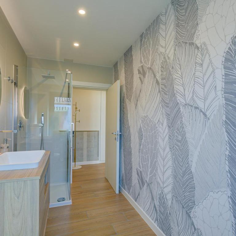 Boutique Suites - Two-Bedroom Deluxe Apartment - 16