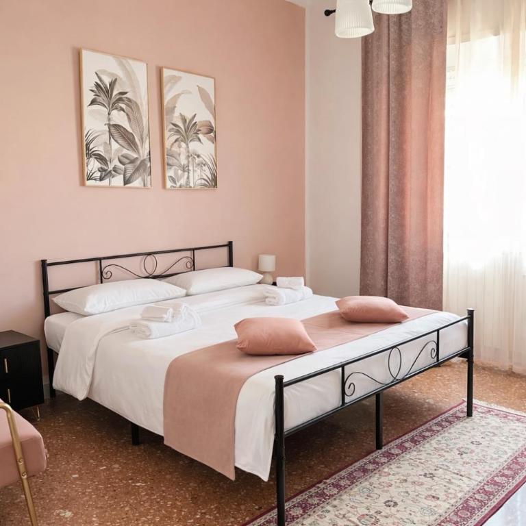 Roman Holiday Home - Zimmer mit Kingsize-Bett und Balkon - 1