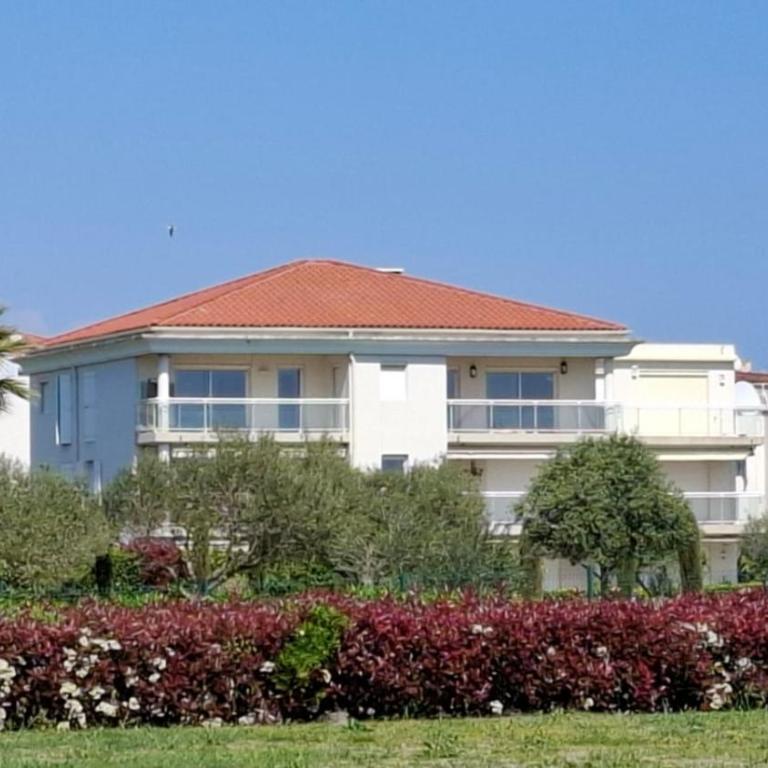 Bel appartement en bord de mer avec piscine lagon et jardin, en résidence sécurisée - Appartement 2 Chambres - 57