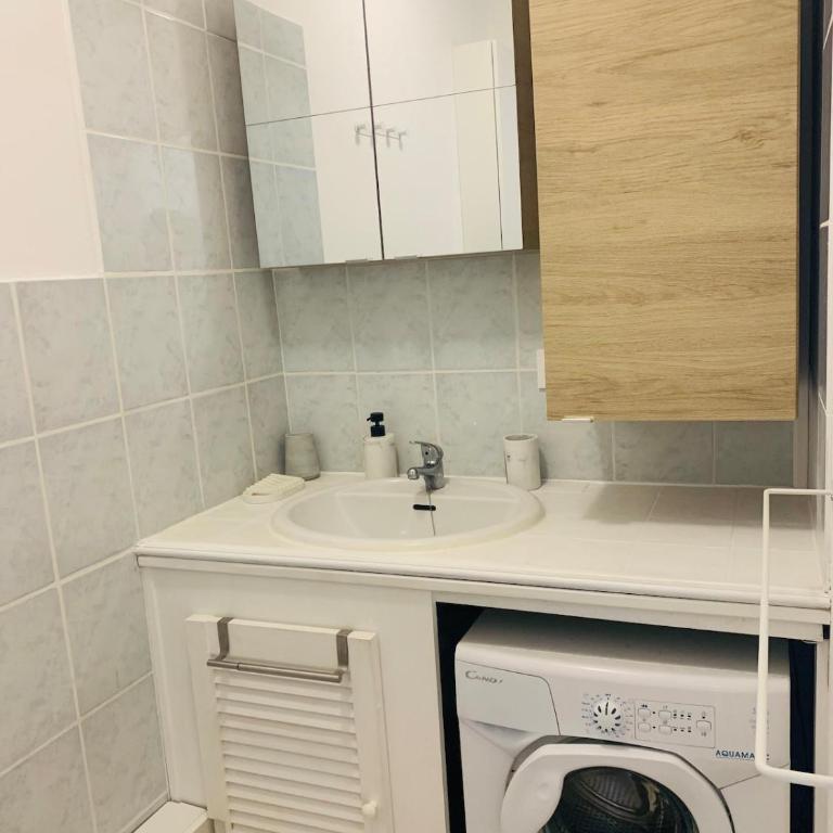 Studio climatisé 4 personnes, parking, RDC terrasse, plage à pied 10mn - One-Bedroom Family Apartment - 3