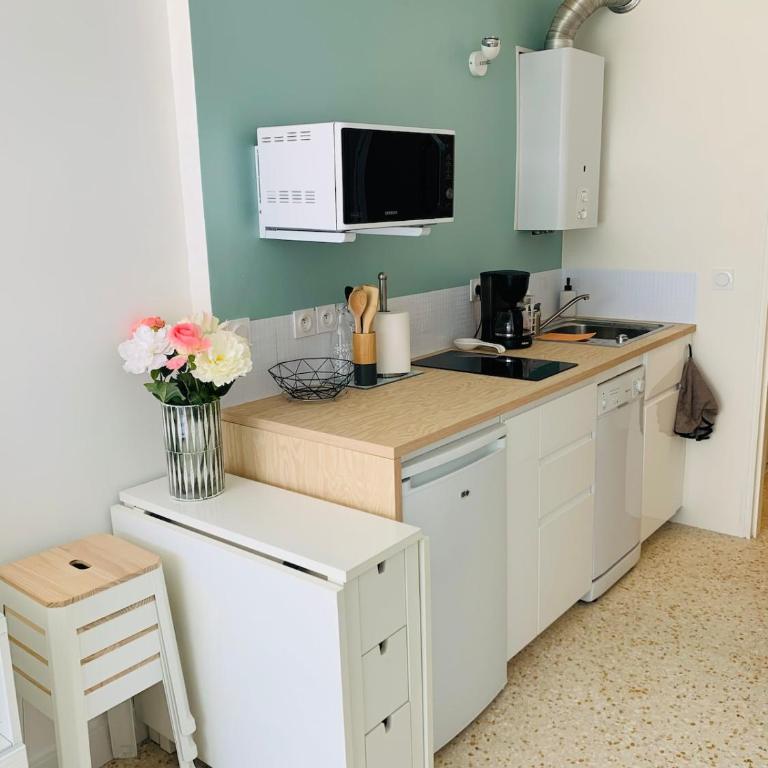 Studio climatisé 4 personnes, parking, RDC terrasse, plage à pied 10mn - One-Bedroom Family Apartment - 9