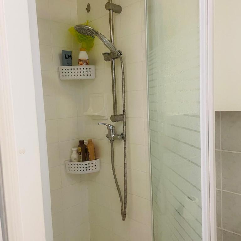 Studio climatisé 4 personnes, parking, RDC terrasse, plage à pied 10mn - One-Bedroom Family Apartment - 10