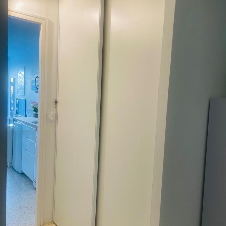 Studio climatisé 4 personnes, parking, RDC terrasse, plage à pied 10mn - One-Bedroom Family Apartment - 13