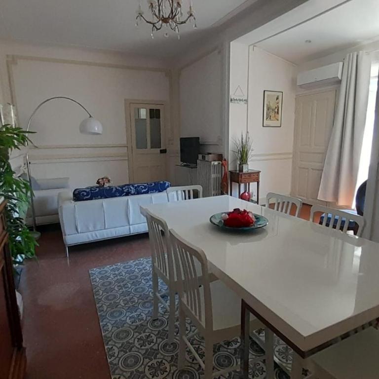 Appart charme Arenes Nimes - Apartment with Garden View - 31