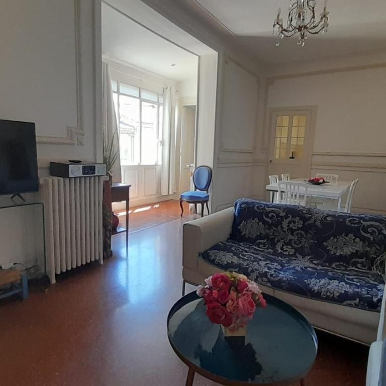 Appart charme Arenes Nimes - Apartment with Garden View - 34