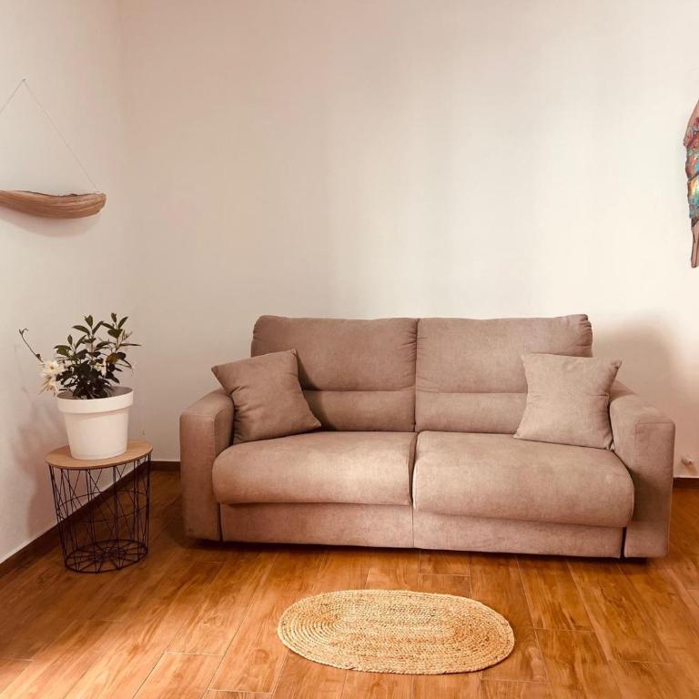 Travel Rooms - Arenella Holidays - One-Bedroom Apartment with Garden View - 13
