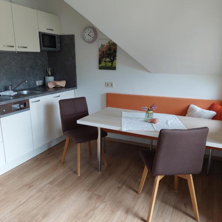 Anna's Home - Ferienwohnungen - Apartment mit Balkon - 3